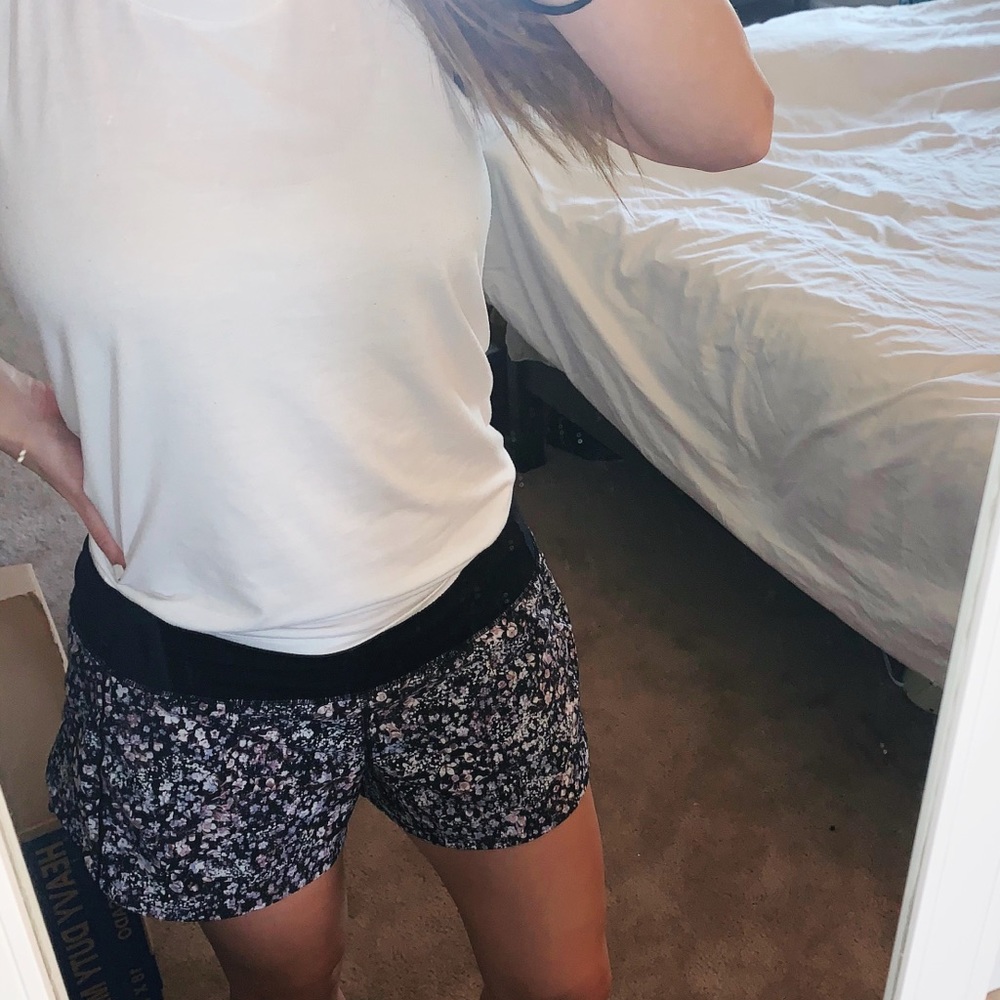 Lululemon Floral print shorts size: 8 tall
